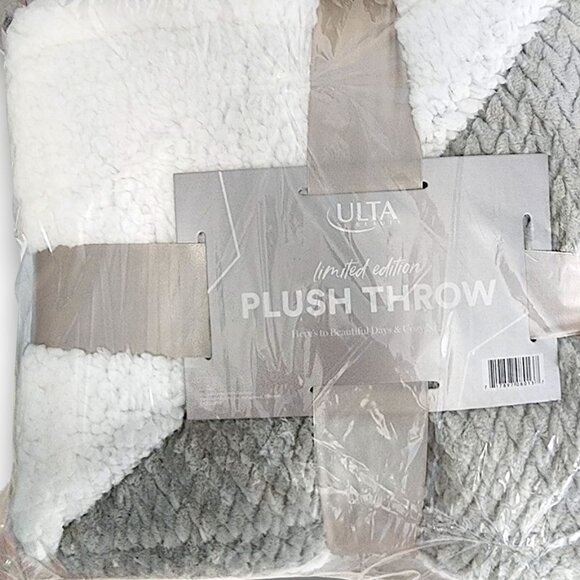 ULTA Beauty Sherpa Plush Throw Blanket Gray & White 50x60 NWT - Picture 2 of 8